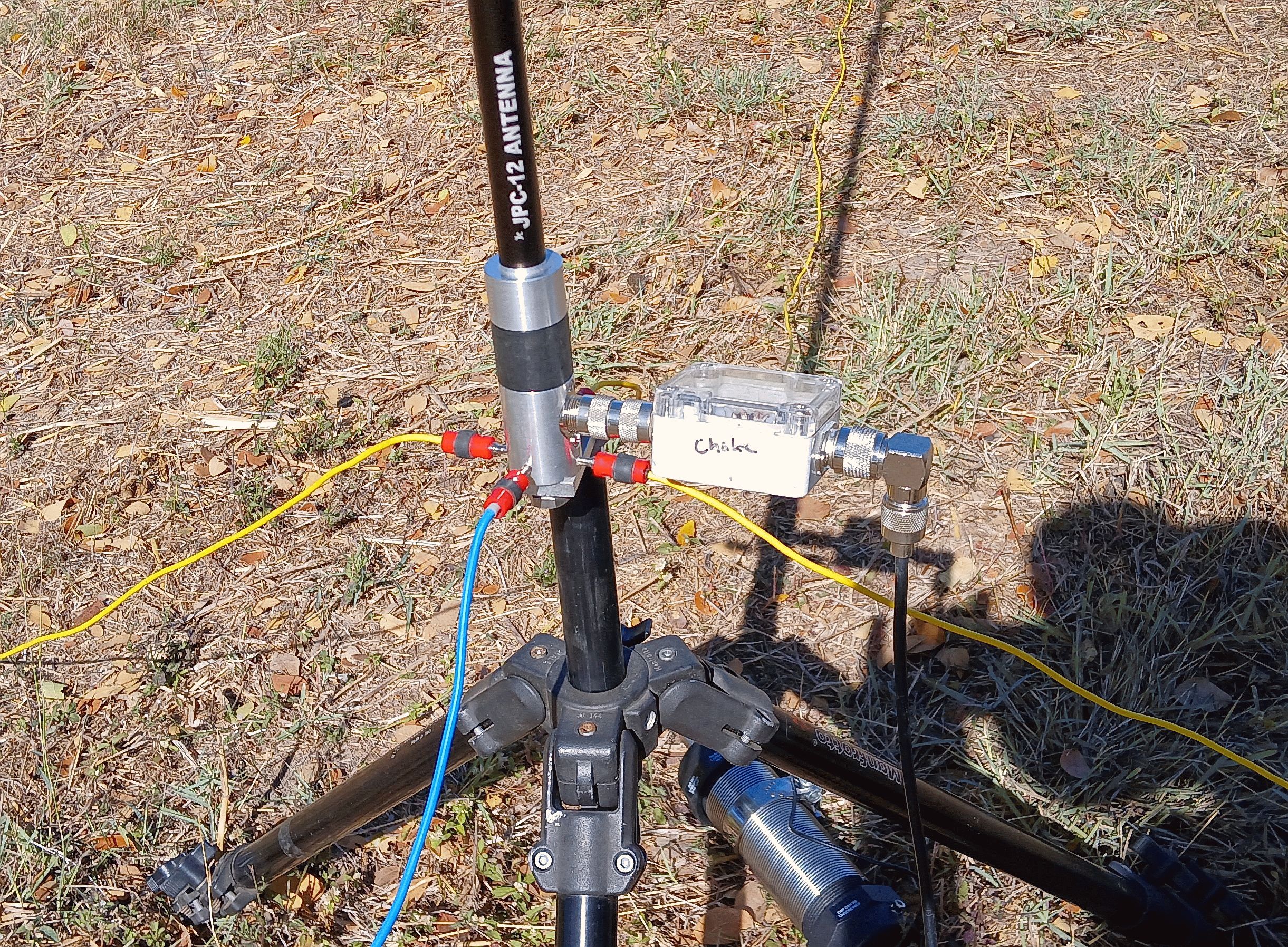 Vertical HF antenna mounted on a tripod